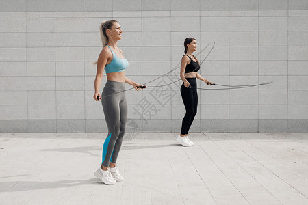 两名特战队员两名妇女户外健身乐趣身体女朋友微笑团队运动力量健身房幸福体育锻炼背景