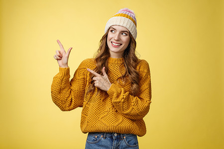 好奇 迷人的 20 多岁年轻女性对隐藏的东西很感兴趣广告大学派对发型帽子成人温暖情绪学生微笑背景图片