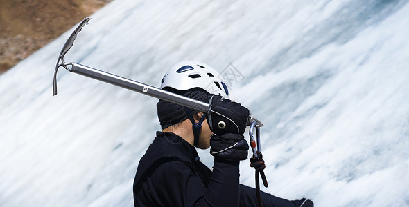 人类正在攀爬冰斧 在冰川上脚步滑雪者风险背光登山山顶登山者极限内衣顶峰背景图片