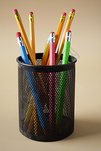 桌上一个盒子中的彩色铅笔背景图片