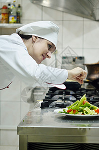 厨师准备用餐酒店木板厨房盘子餐厅烤箱商业帽子食物成人美食高清图片素材