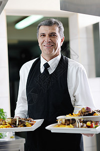 服务器提供服务男性主厨提供食品食谱成人美食工作服务器盘子商业蔬菜酒店帽子背景