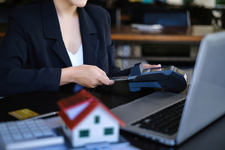 代理支付保险或房屋帐单信用卡 接受nfc技术的付款 (单位 美元)背景图片