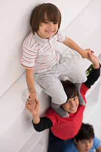 背越式跳高年轻男孩在顶层风景上排成一列兄弟朋友手势生活男孩们乐趣喜悦木地板家庭货架背景