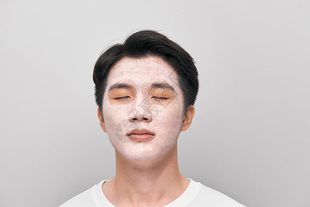 年轻人脸上有泥土面罩去角质美容温泉健康化妆品外貌皮肤治疗黏土成人背景图片