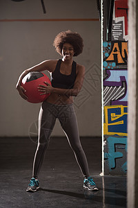 黑黑妇女携带交叉球运动教练举重运动装重量俱乐部训练运动员女士班级药品高清图片素材