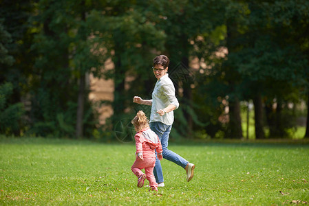 快乐家庭一起在公园户外露天玩父母女孩孩子们闲暇女性孩子妈妈活动幸福成人女儿高清图片素材