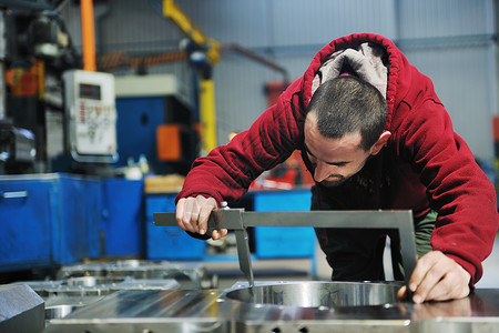 工厂里的工业工人技术电脑帽子工程商业生产金属体力劳动者公司钻头背景图片