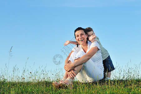 户外妇女儿童公园女性幸福微笑儿子父母女孩男生健康天空童年高清图片素材