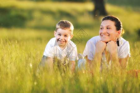 户外妇女儿童健康微笑家庭天空母亲童年喜悦成人女士父母儿子高清图片素材