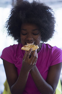 非洲饥饿女人与ffro发型 在吃美味的比萨饼切片白色爆炸粉色食物黑色成人午餐女孩女士饮食背景