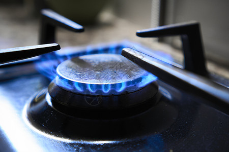 炊具作为加热器 燃气灶的蓝色火焰产生温室气体排放 自然资源的浪费 燃烧器上的厨房炉排以可燃天然气或合成气 丙烷 丁烷为燃料火炉化背景
