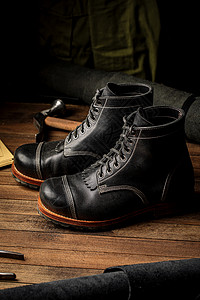 手工制造黑色皮革高靴衣服工具男性背景鞋类作坊鞋带工艺背景图片