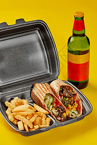 薯条盒包装样机带素食玉米卷饼和黄底薯条的外卖集装箱 以及一瓶饮料背景