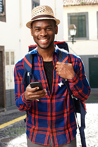 手机背贴素材带着背背包和手机的非洲旅行男 微笑着笑容的美国旅行者背景