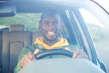 快乐的非洲美国人驾驶汽车高清图片
