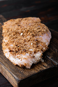 木制桌上的烤大蒜鸡原成分背景深色脆皮木板面包沙拉棕色面包屑家禽美食背景图片