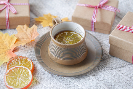 热柠茶桌面上柠檬茶叶的顶端视图背景