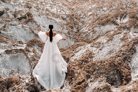 一位身穿婚纱的美丽面目全非的新娘 站在盐山之上 婚礼当天 没有新郎的新娘的美丽的画象背景图片