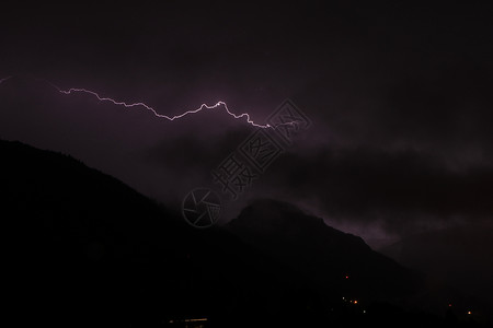 小城雨巷黑紫两色背景的山上闪电 闪电 闪电和闪电戏剧性损害霹雳天空场地雷雨天气活力危险夜空背景
