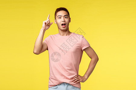 人 不同的情绪和生活方式的概念 兴奋 聪明的亚洲人 穿着粉色 T 恤 举起食指告诉建议 有计划 显示尤里卡标志 有解决方案 解决旅行高清图片素材