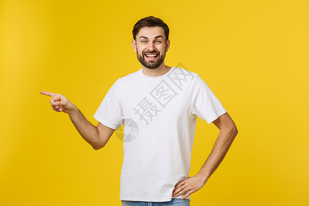 显示黄色背景被隔离的复制空间的人 身高帅气的白种青年男士快乐手势幸福商业成人白色手指衬衫男人工作室美丽的高清图片素材