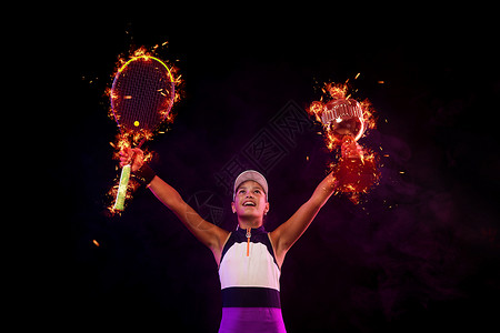 网球选手用杯子庆祝锦标赛无懈可击的胜利 美丽的少女和运动员在网球场上拍打粉红色螺丝帽和帽子背景图片