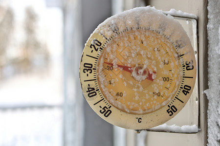 温度测量在寒冷寒冷的冬天 温度计上 冰冷的冬日冻结天气圆圈预报气候玻璃测量季节摄氏度环境背景