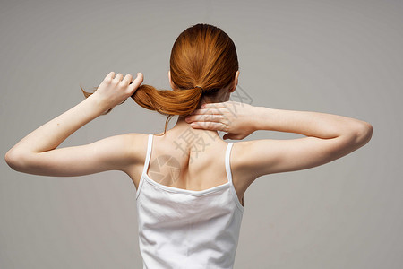 患有慢性关节炎和慢性病工作室治疗的白T恤妇女颈部关节炎疼痛伤害疾病按摩成人身体女性压力女孩痛苦药品背景图片