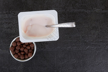 巧克力酸奶石上水果酸奶玉米片营养木板美食石头力量风险牛奶甜点罐子背景