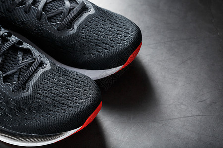 黑色运动素材黑色运动鞋 黑色背景 红色鞋底橡皮健身房皮革活动女性女士跑步衣服运动训练背景