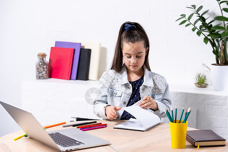 儿童 教育和远程学习概念 在家使用笔记本电脑的小女孩女学生女孩房间互联网瞳孔家庭作业班级青春期孩子白人学生童年背景图片