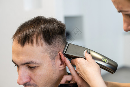 男人被理发师理发工具高清图片素材