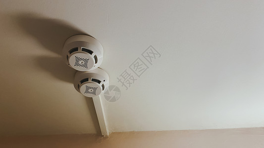 预防一氧化碳中毒在一栋住宅楼的天花板上安装了两个烟雾探测器背景