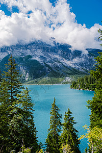 独特的湖上迷人的夏日早晨 瑞士阿尔卑斯山的美妙户外场景与山 Kandersteg 村位置 瑞士 欧洲风景首脑旅行天空国家假期高山远足高清图片素材