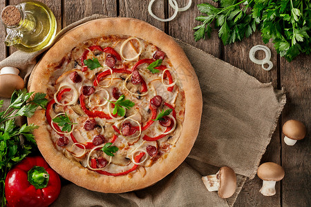 扁平化蘑菇披萨和狩猎香肠 熏鸡 蘑菇 铃辣椒 洋葱背景