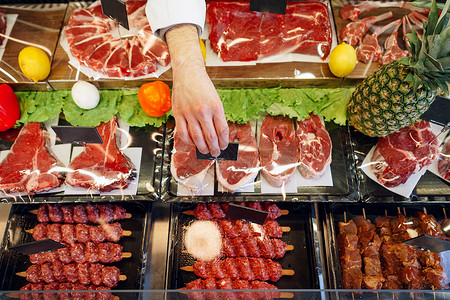 屠夫店柜台鲜新鲜的优质肉销售摊位牛肉购物中心猪肉店铺营养烹饪产品冰箱部门高清图片素材