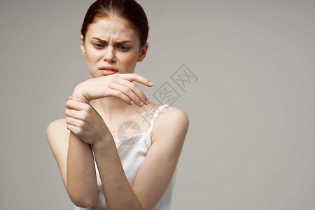 白衣T恤妇女头部疼痛 关节炎 慢性病背景图片