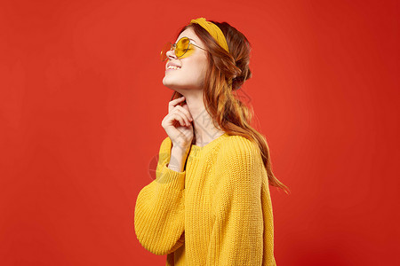 穿着黄色眼镜的快乐女人 毛衣时尚时装回流风格工作室高清图片素材