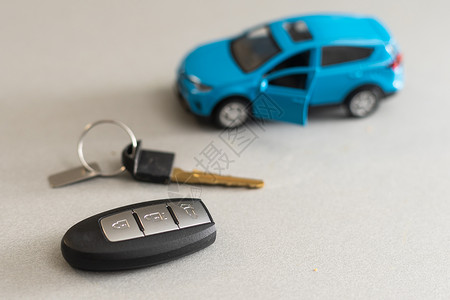 白色背景的玩具车和钥匙车商业运输控制金属安全车辆房子技术运动旅行出租高清图片素材