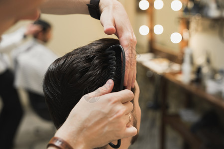 专业男美发师在理发店给留胡子的男人做发型 后视 理发师的手用剪刀剪发美容师沙龙店铺成人脖子造型造型师梳子顾客修饰高清图片素材