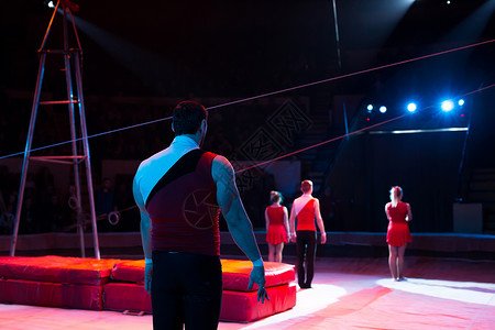 马戏团圆顶下 杂技演员的精彩表演高跷平衡男人魔术师生活女性娱乐艺术剧院身体背景