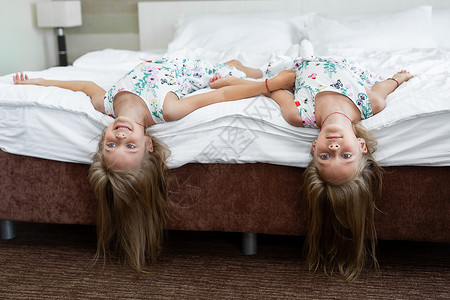 两个姐妹倒在床上 躺在床上的双姐妹睡衣高清图片素材