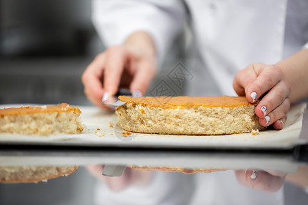 糕点厨师切饼干来组蛋糕高清图片