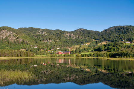 在挪威村庄湖附近高清图片