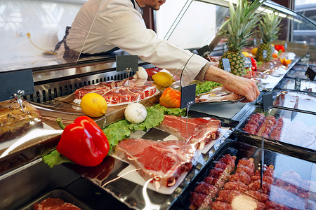 屠夫店柜台鲜新鲜的优质肉销售牛肉消费者部门市场商业零售摊位烹饪店铺猪肉高清图片素材