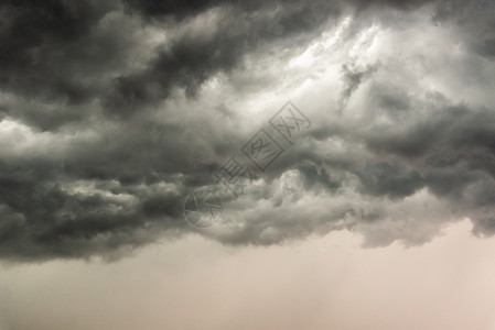 乌云在暴风雨前笼罩天空蓝色场景天堂雷雨灾难季节下雨飓风风暴气候压力高清图片素材