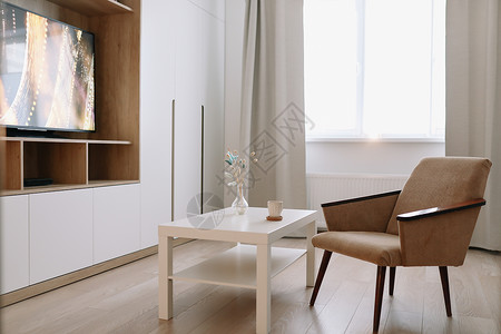 时尚的现代客厅室内设计有电视机 扶手椅 咖啡桌和窗帘风格桌子窗户家具装饰建筑学住宅奢华靠垫房间背景图片