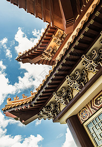顶楼建筑是建在福光山寺的台湾庙宇式蓝天背景之下 可贵的屋顶建筑神社地方雕塑装饰艺术宗教寺庙佛教徒风格天空背景图片