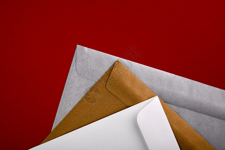 邮件推广红色背景上的空白信封照片 品牌标识模板 信封模型 白皮书上红色孤立 顶视图背景